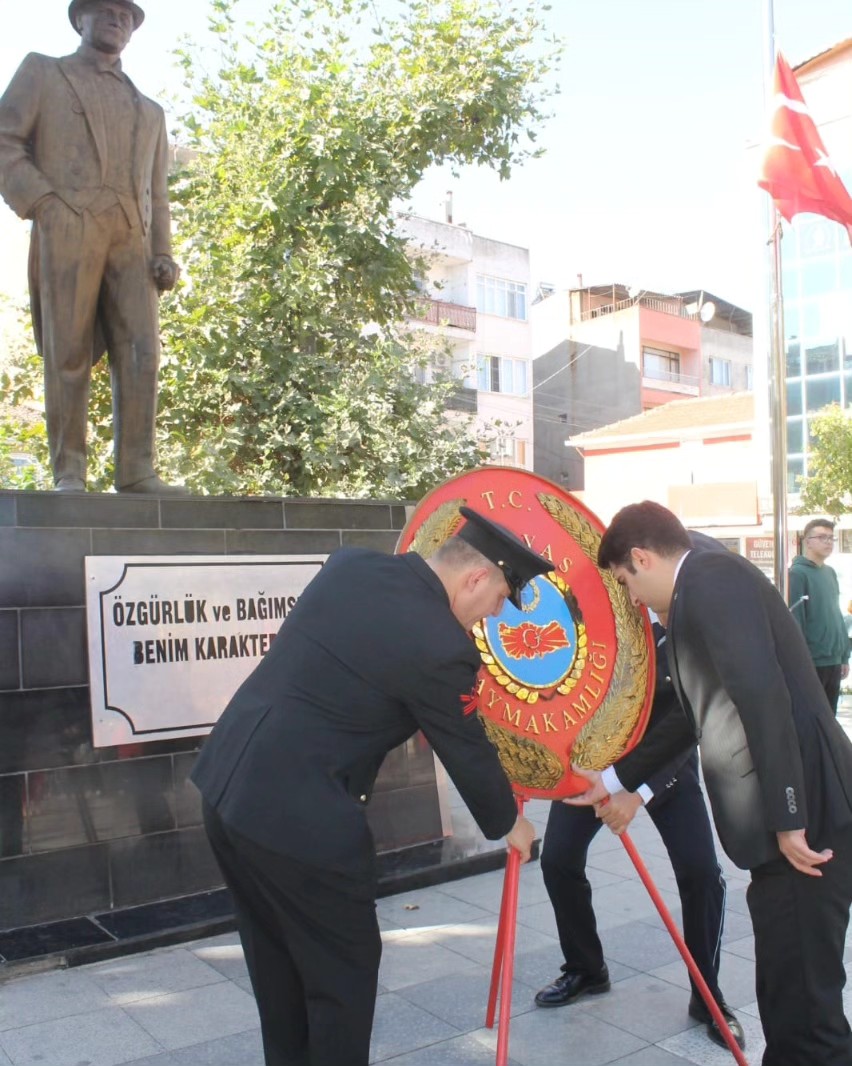 Cumhuriyetimizin 100. Kuruluş Yıldönümünde Çelenk Sunma Töreni Gerçekleştirildi 